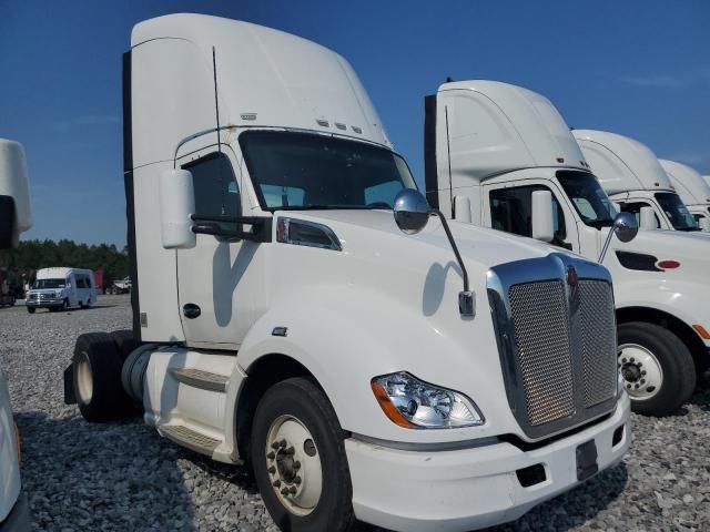 2014 Kenworth T680 Semi Truck