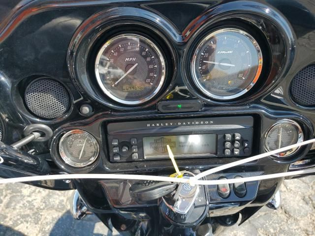 2011 Harley-Davidson FLHXSE2