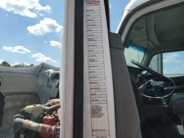 2014 Kenworth T680 Semi Truck