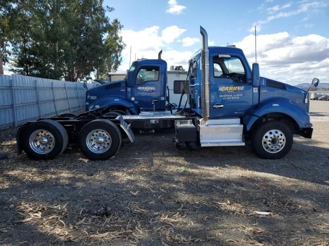 2017 Kenworth T880 Semi Truck
