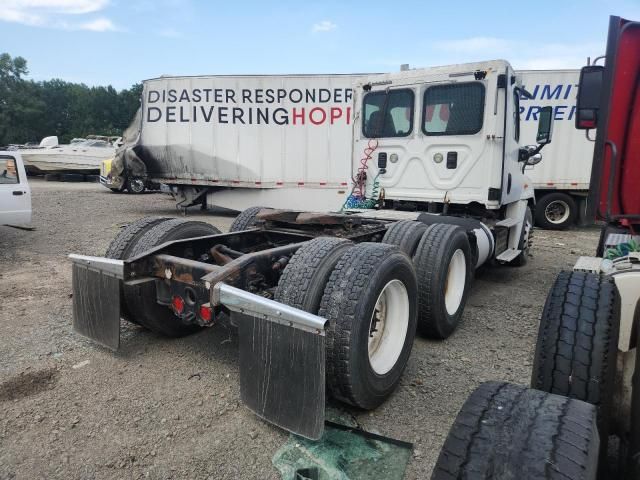 2013 Freightliner Cascadia Semi Truck