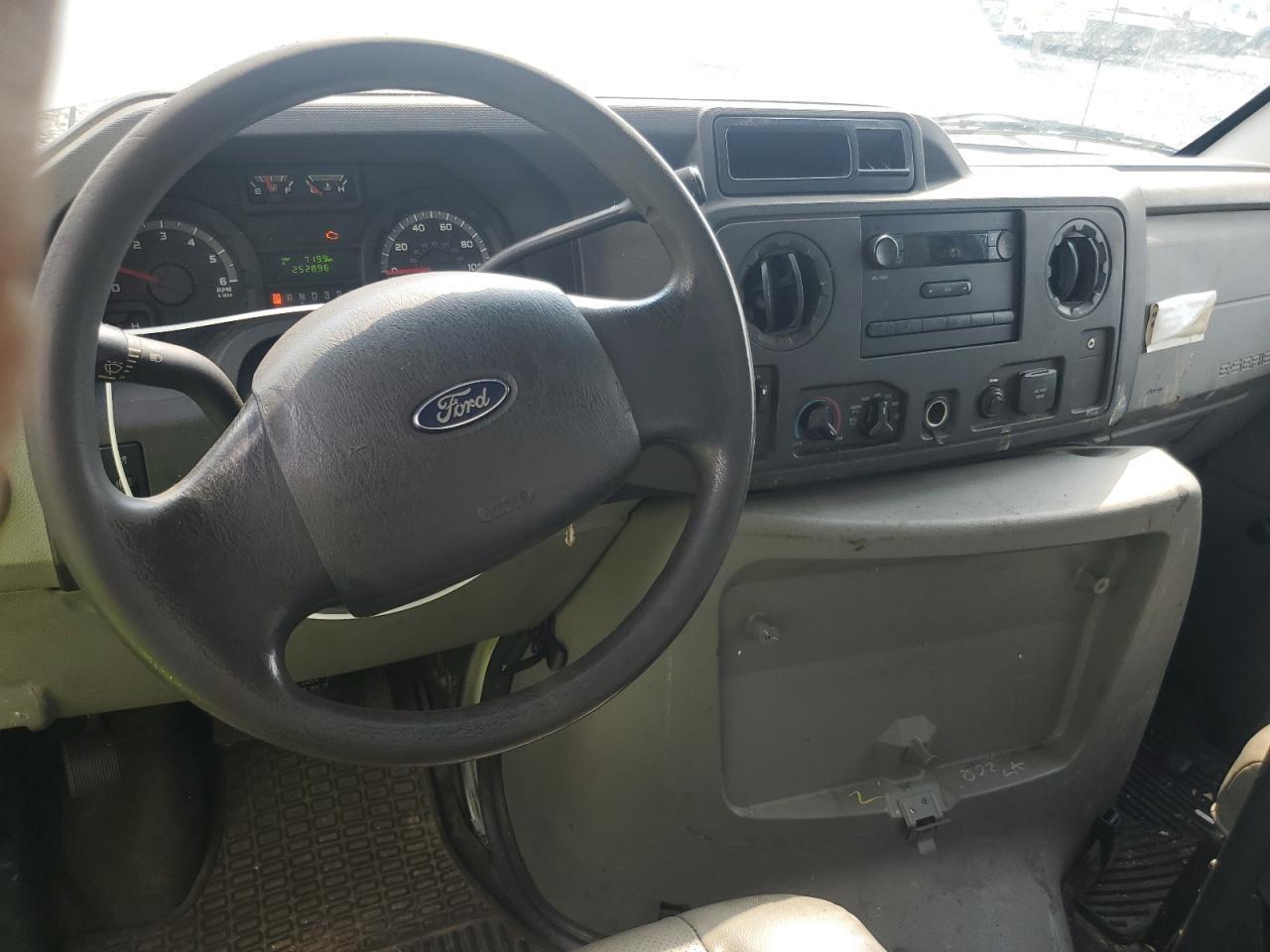 2013 Ford Econoline E350 Super Duty Cutaway Van