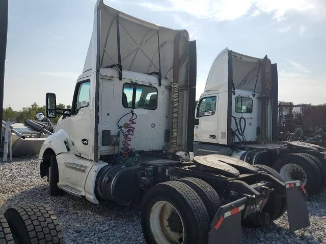 2015 Kenworth T680 Semi Truck