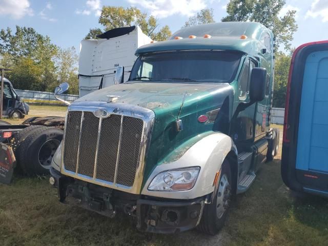 2015 Peterbilt 587 Semi Truck