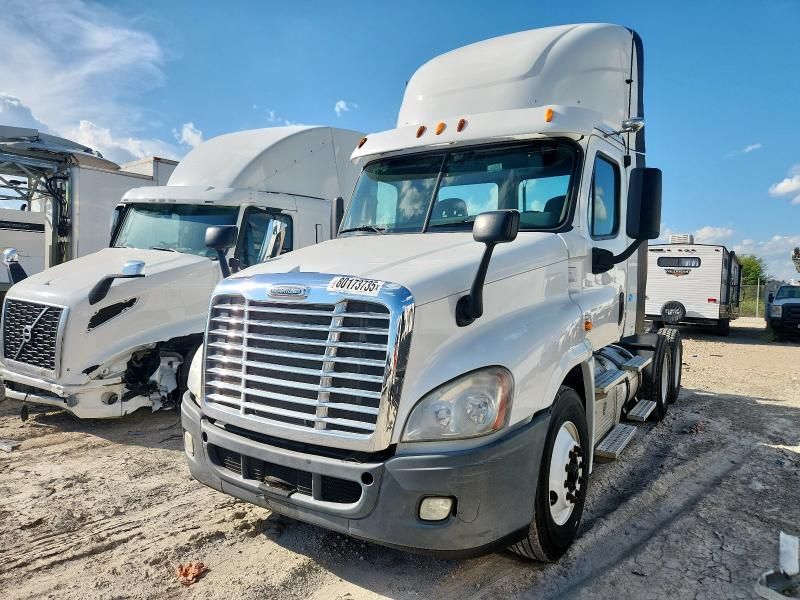 2014 Freightliner Cascadia Semi Truck