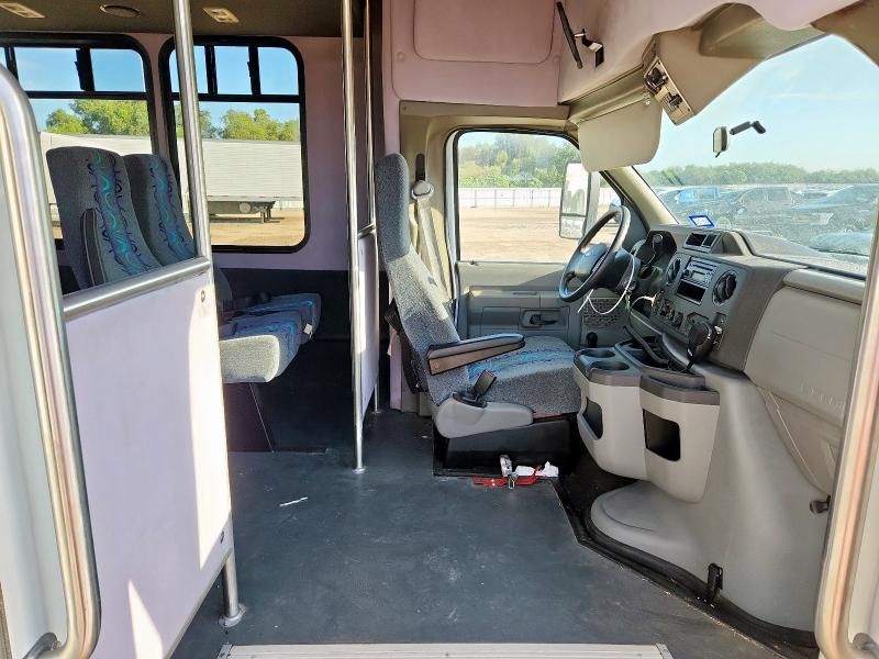 2017 Ford Econoline E450 Super Duty Cutaway Van