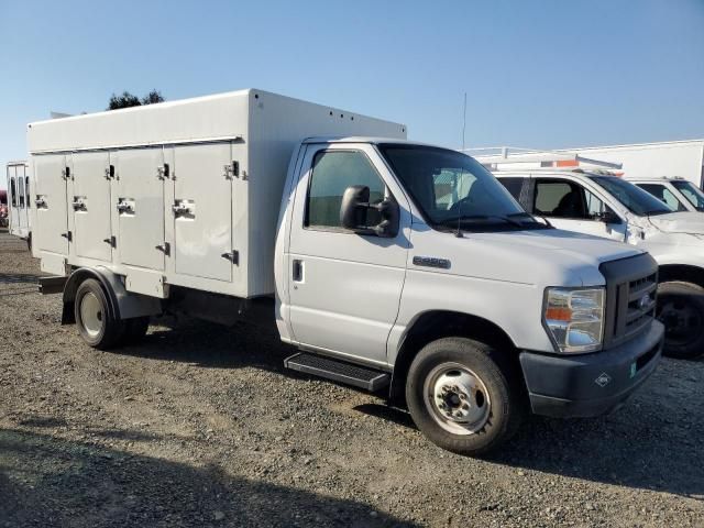 2017 Ford Econoline E450 Super Duty Cutaway Van