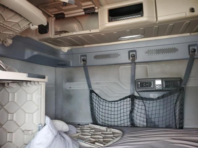 2013 Freightliner Cascadia 113 Semi Truck