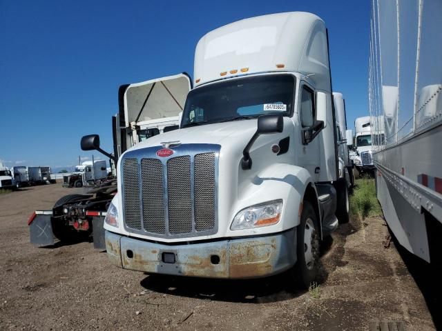 2016 Peterbilt 579 Semi Truck