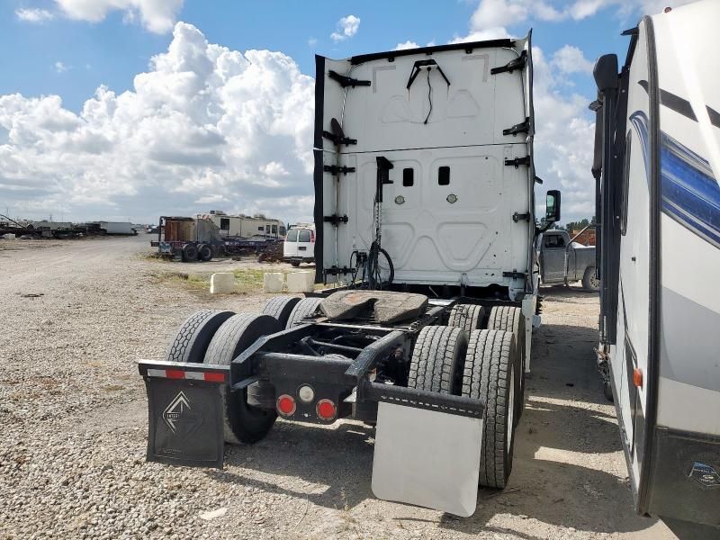 2016 Freightliner Cascadia 125 Semi Truck