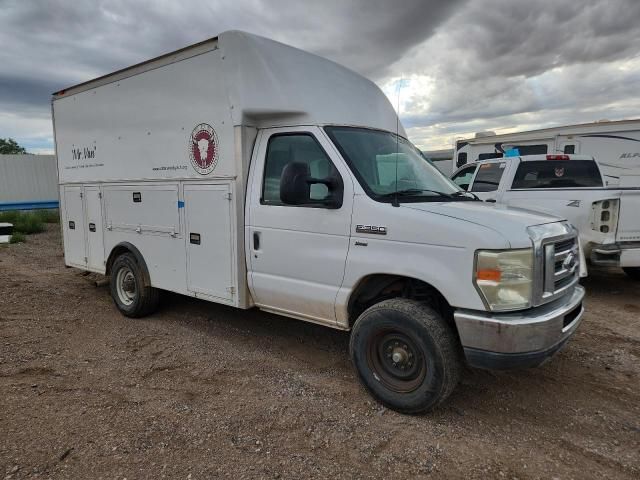 2011 Ford Econoline E350 Super Duty Cutaway Van