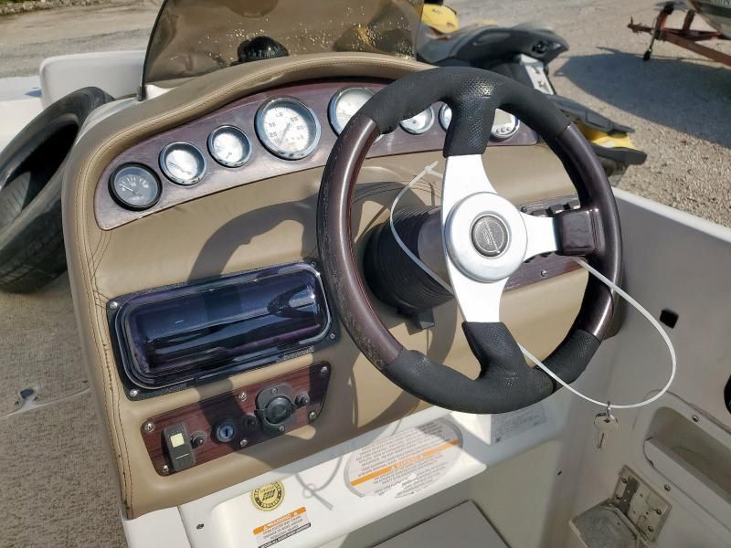 2001 Chaparral Boat