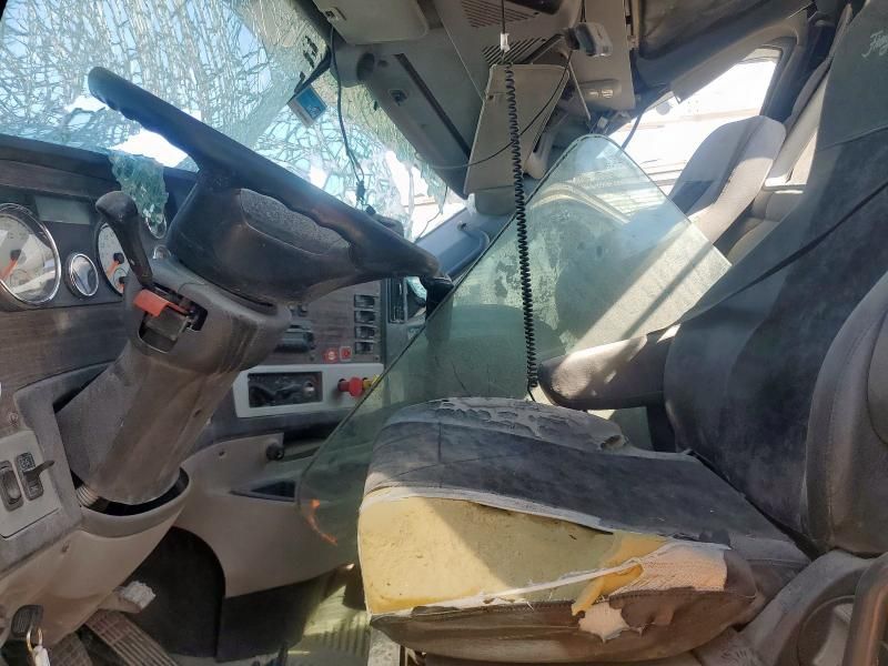 2016 Freightliner SD122 Semi Truck