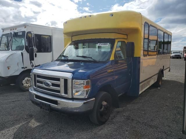 2017 Ford Econoline E450 Super Duty Cutaway Van