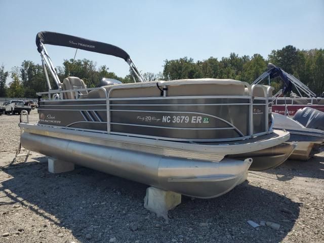 2021 Sun Tracker Partybarge