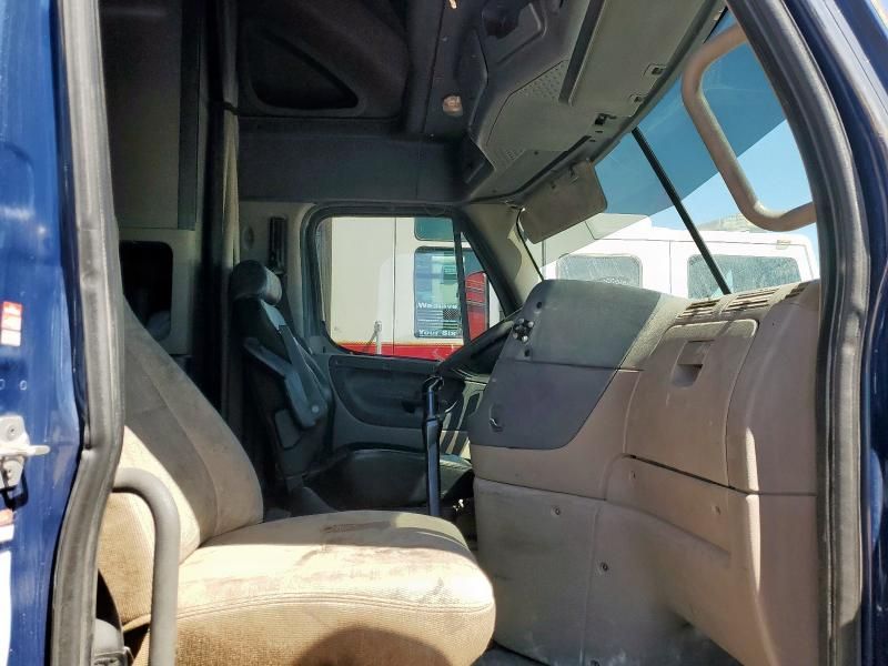 2010 Freightliner Cascadia Semi Truck