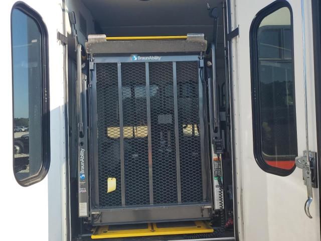 2019 Ford Econoline E450 Super Duty Cutaway Van