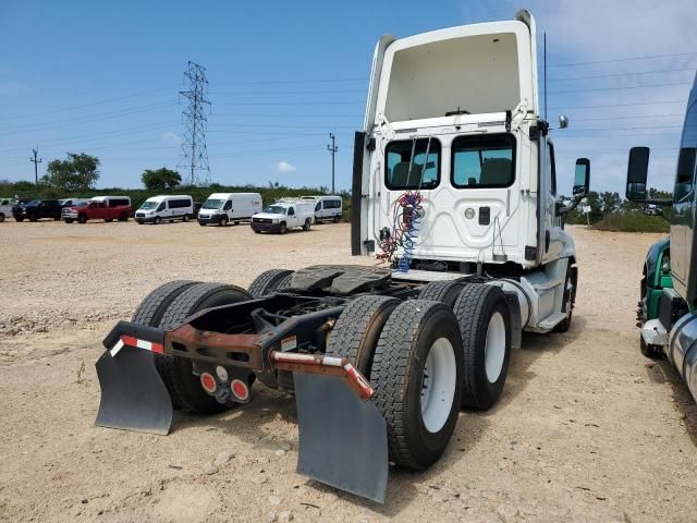 2012 Freightliner Cascadia Semi Truck