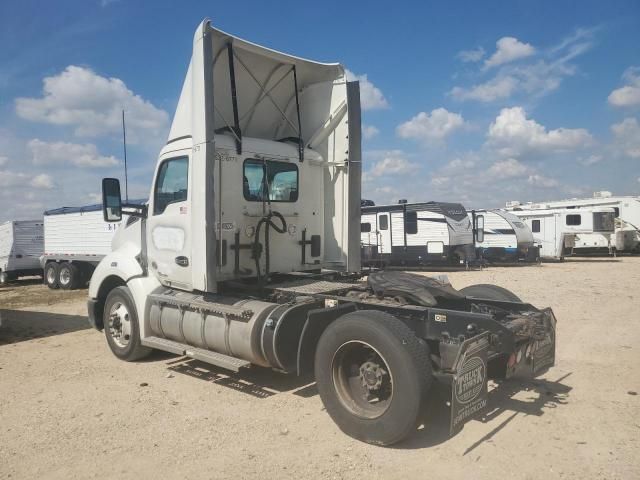 2017 Kenworth T680 Semi Truck
