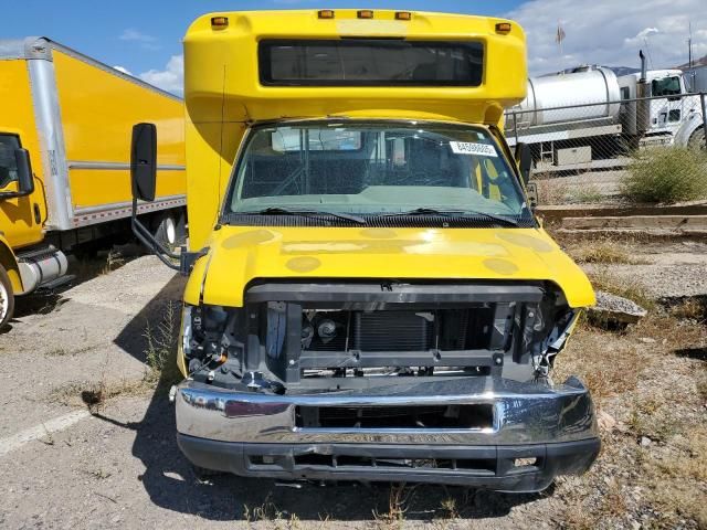 2016 Ford Econoline E450 Super Duty Cutaway Van