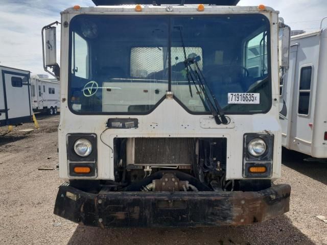 2000 Mack MR Refuse Truck