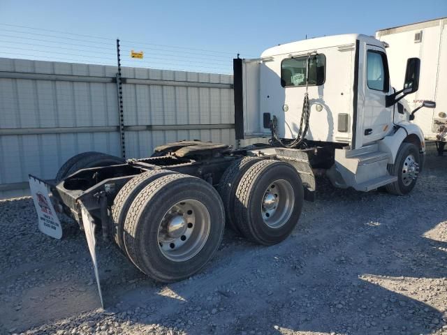 2018 Peterbilt 579 Semi Truck