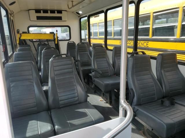 2017 Ford Econoline E450 Super Duty Cutaway Van