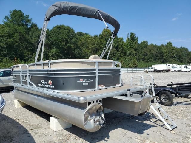 2021 Sun Tracker Partybarge