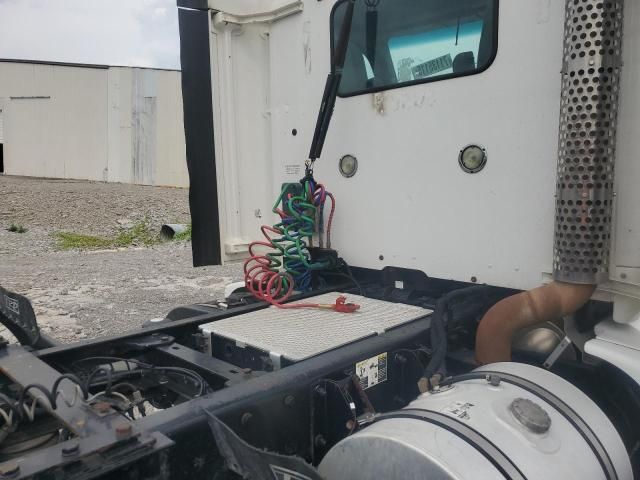 2014 Kenworth T680 Semi Truck