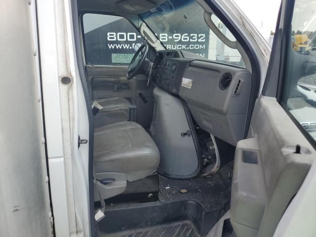 2013 Ford Econoline E350 Super Duty Cutaway Van