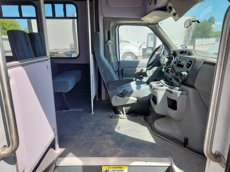 2017 Ford Econoline E450 Super Duty Cutaway Van