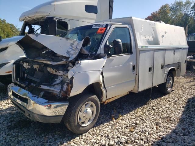 2010 Ford Econoline E350 Super Duty Cutaway Van