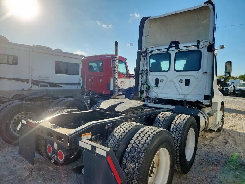 2014 Freightliner Cascadia Semi Truck