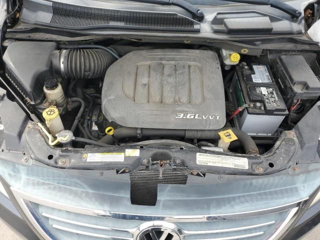 2011 Volkswagen Routan SE