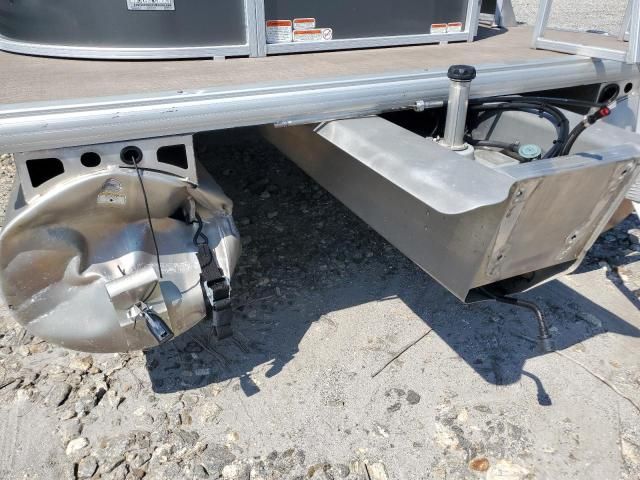 2021 Sun Tracker Partybarge