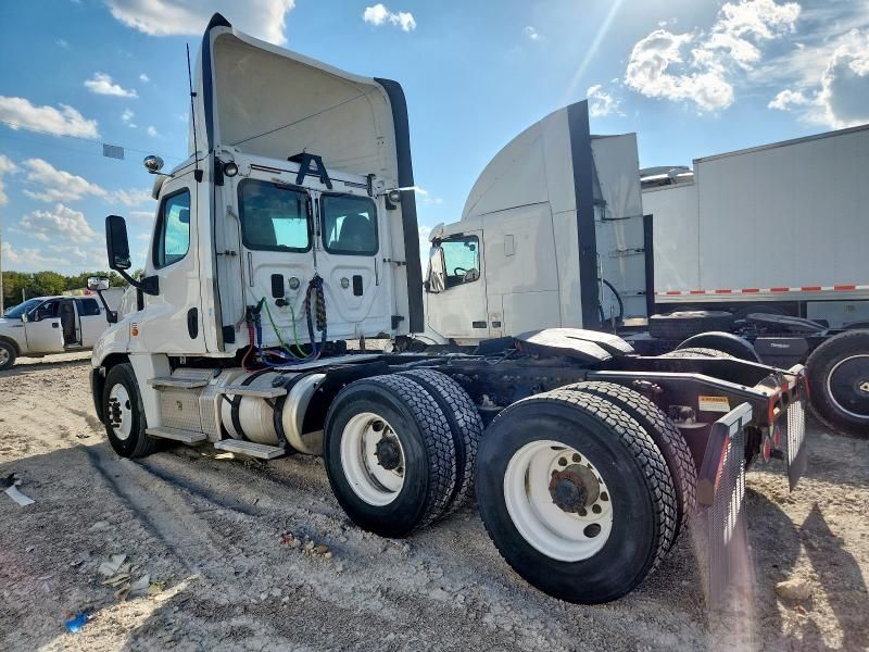 2014 Freightliner Cascadia Semi Truck