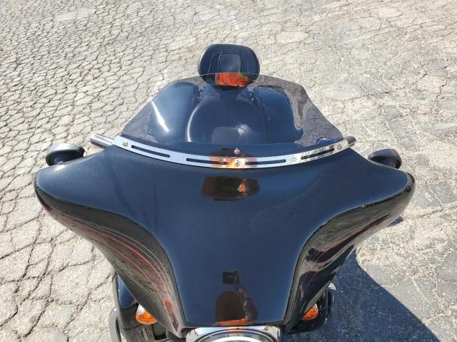 2011 Harley-Davidson FLHXSE2