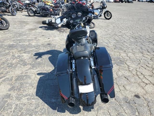 2011 Harley-Davidson FLHXSE2