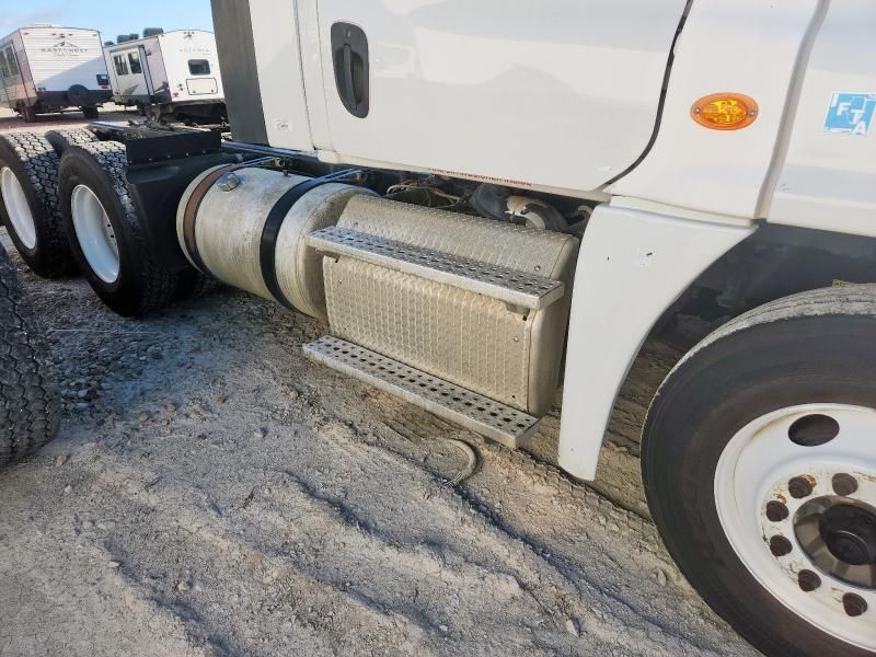 2014 Freightliner Cascadia Semi Truck