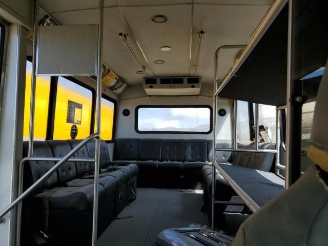 2016 Ford Econoline E450 Super Duty Cutaway Van