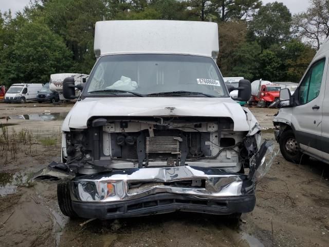 2014 Ford Econoline E350 Super Duty Cutaway Van