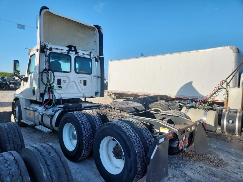 2014 Freightliner Cascadia Semi Truck