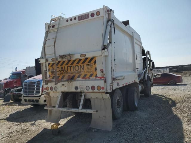 2014 Peterbilt 320 Refuse Truck