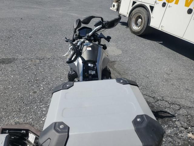 2021 Moto Guzzi V85 TT