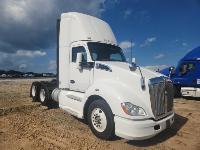 2014 Kenworth T680 Semi Truck