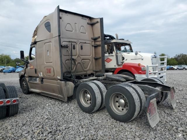 2019 Freightliner Cascadia 126 Semi Truck