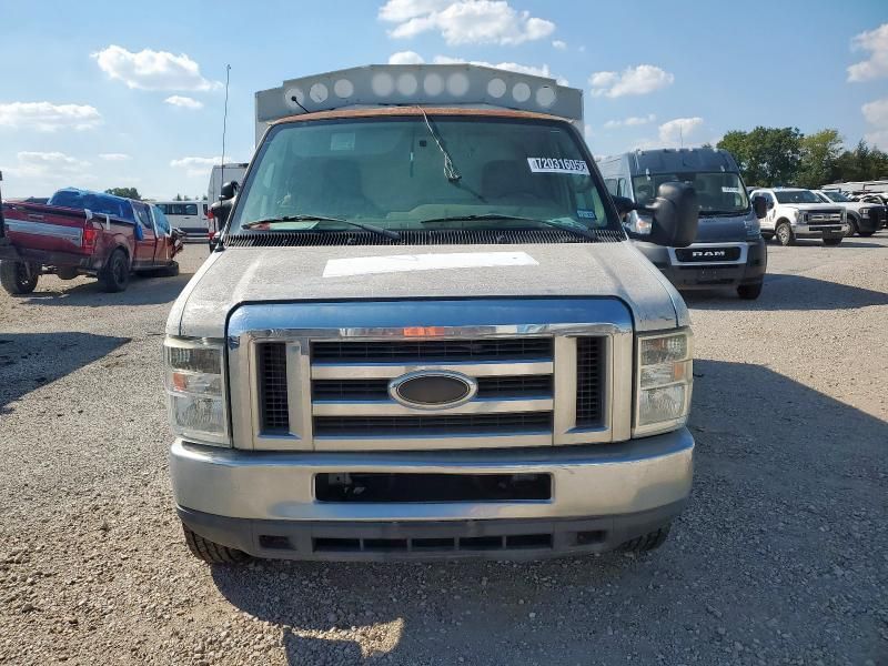 2015 Ford Econoline E350 Super Duty Cutaway Van