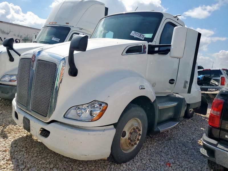 2016 Kenworth T680 Semi Truck