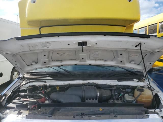 2017 Ford Econoline E450 Super Duty Cutaway Van