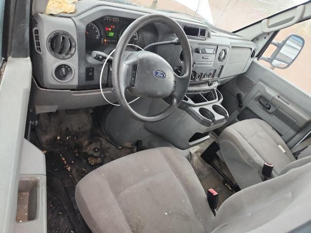 2011 Ford Econoline E350 Super Duty Cutaway Van